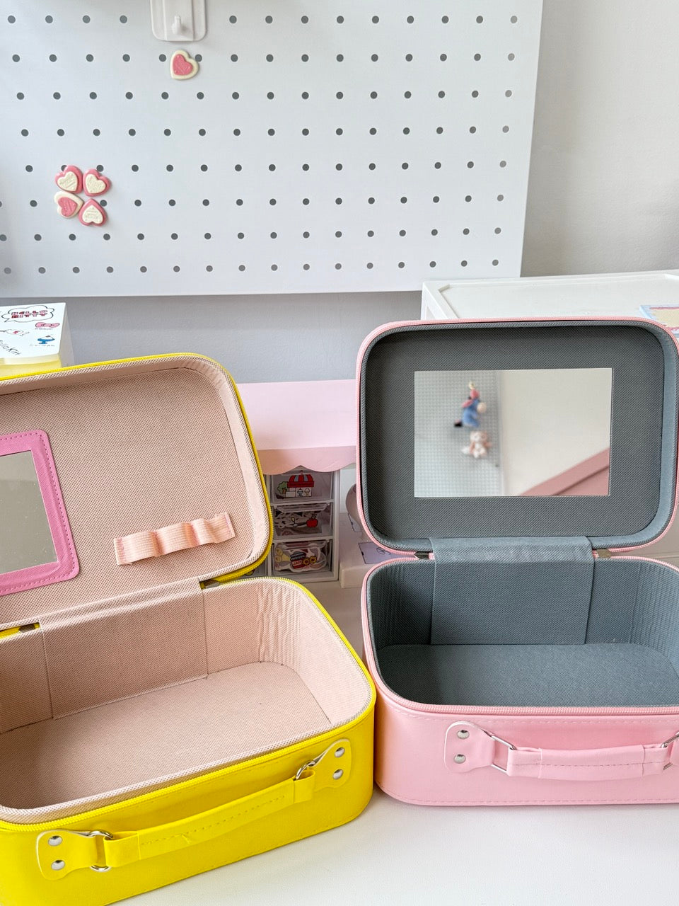 1 Cute Gift Box + 10 Random Items